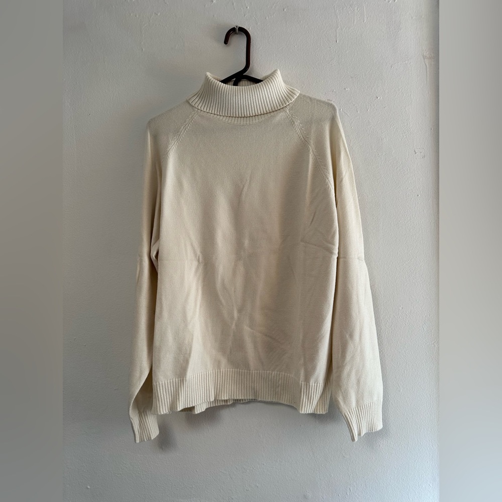 Forever 21 Off White Turtleneck Sweater - Size L - EUC Excellent Used Condition